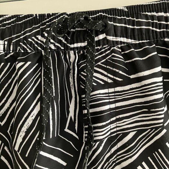 Quicksilver Mens Beach Volley Shorts Size Large 3 Pockets Retro Geometric Style. - Picture 6 of 13